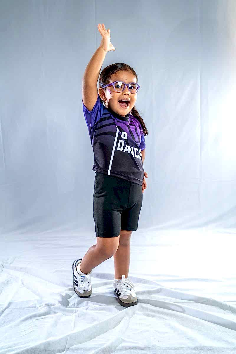 Niña pequeña con camiseta Top Dance