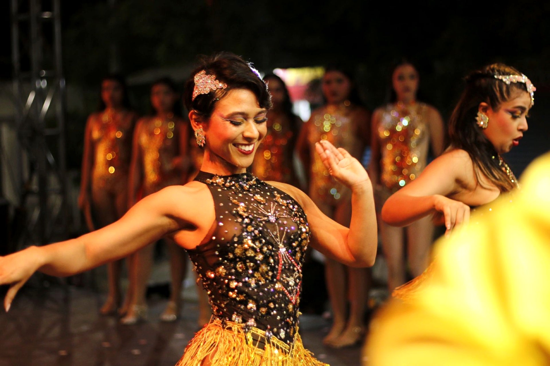 Bailarina con traje dorado en show