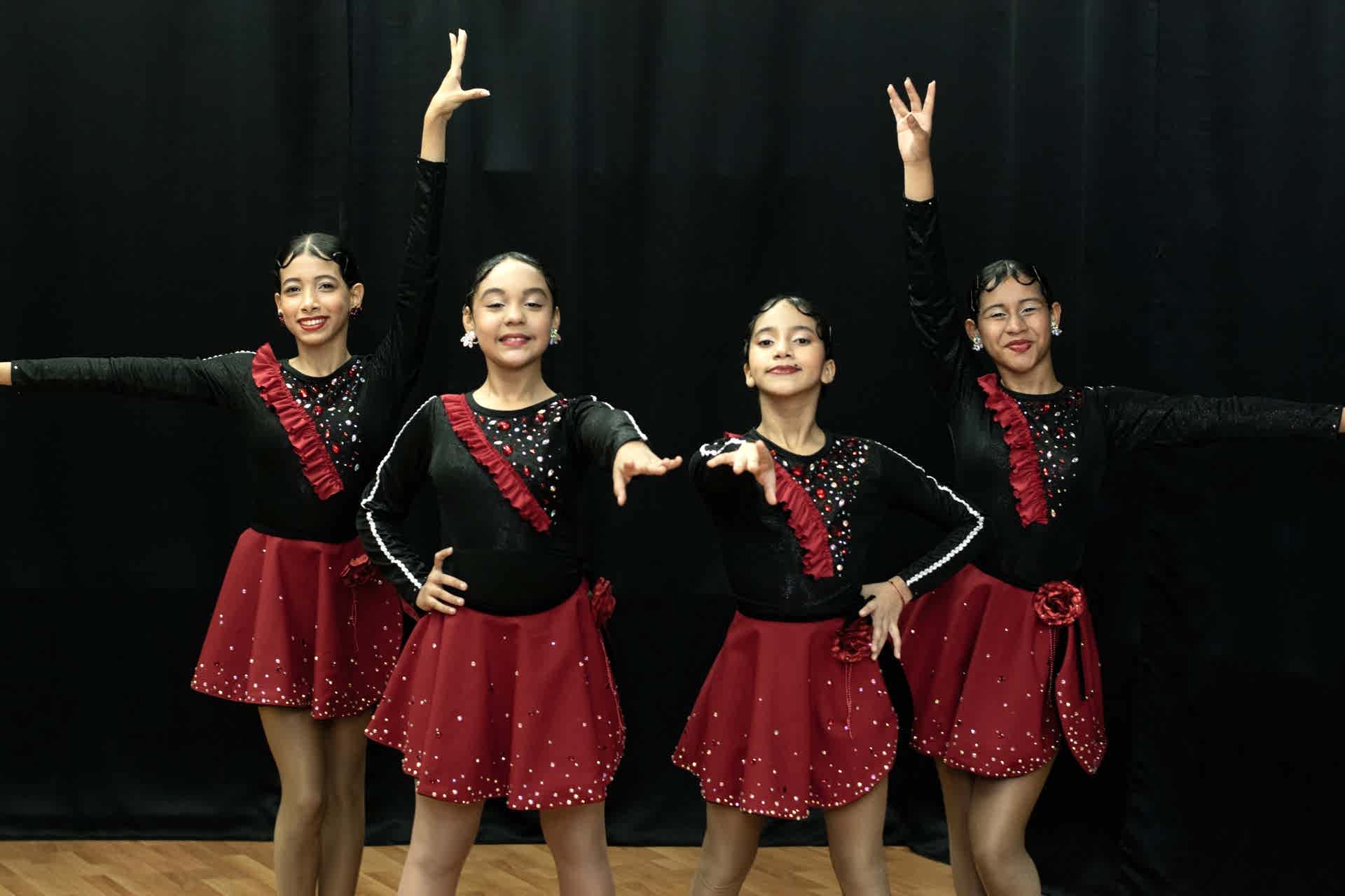 Bloomers con vestido negro y rojo