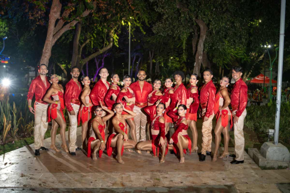 Compañía Top Dance posando