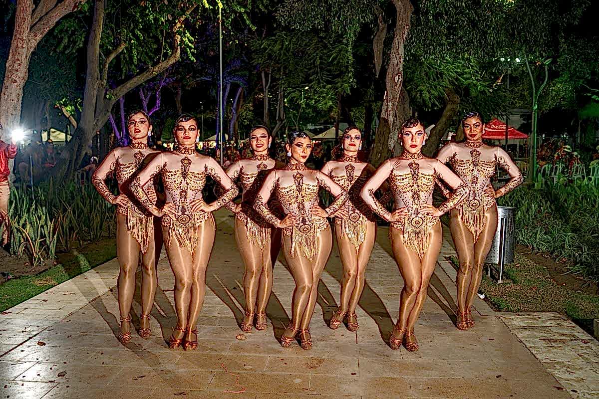 Compañía Top Dance con trajes dorados