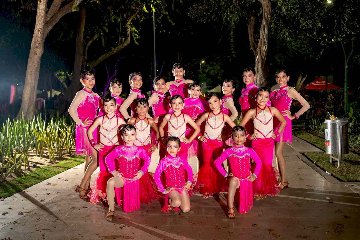 Grupo completo Top Dance con trajes rosa