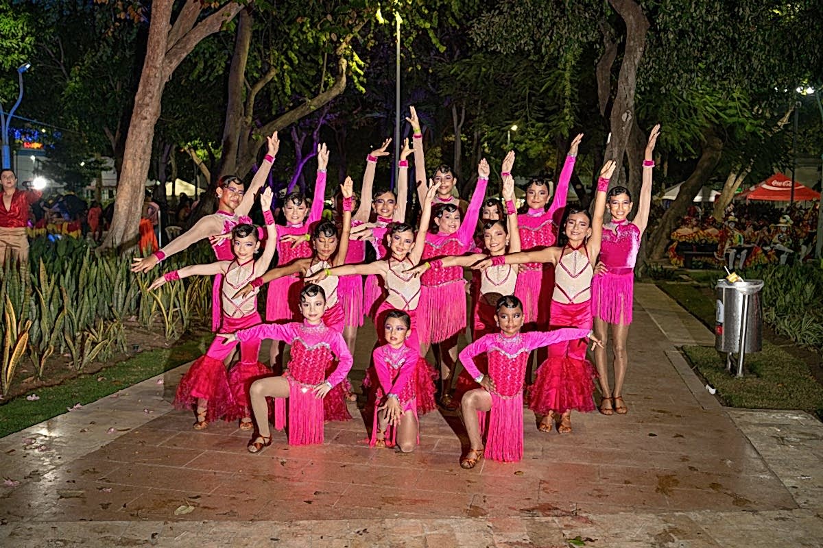 Grupo kids con trajes rosa