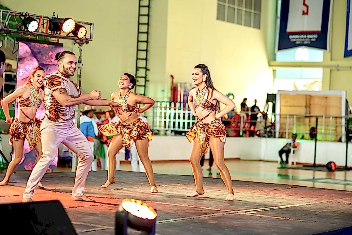 Grupo salsa con trajes de tigre en escenario